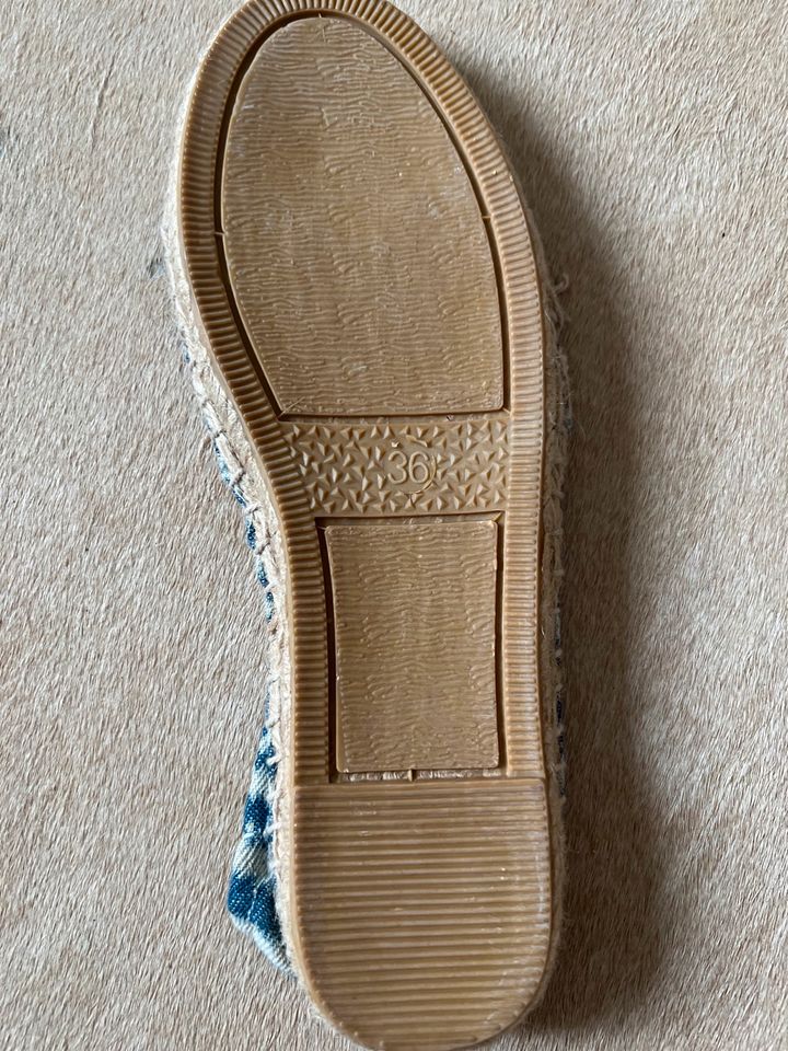 H&M Espadrilles blau weiß in München