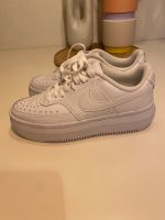 Nike Sneaker weiß Plateau 37,5 Baden-Württemberg - Reutlingen Vorschau