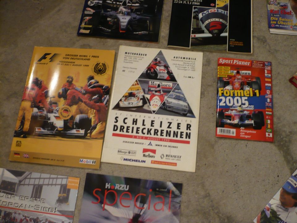 Sammlung Formel 1 Bücher ,Ferrari  + 3 Schirme Top in Münchberg