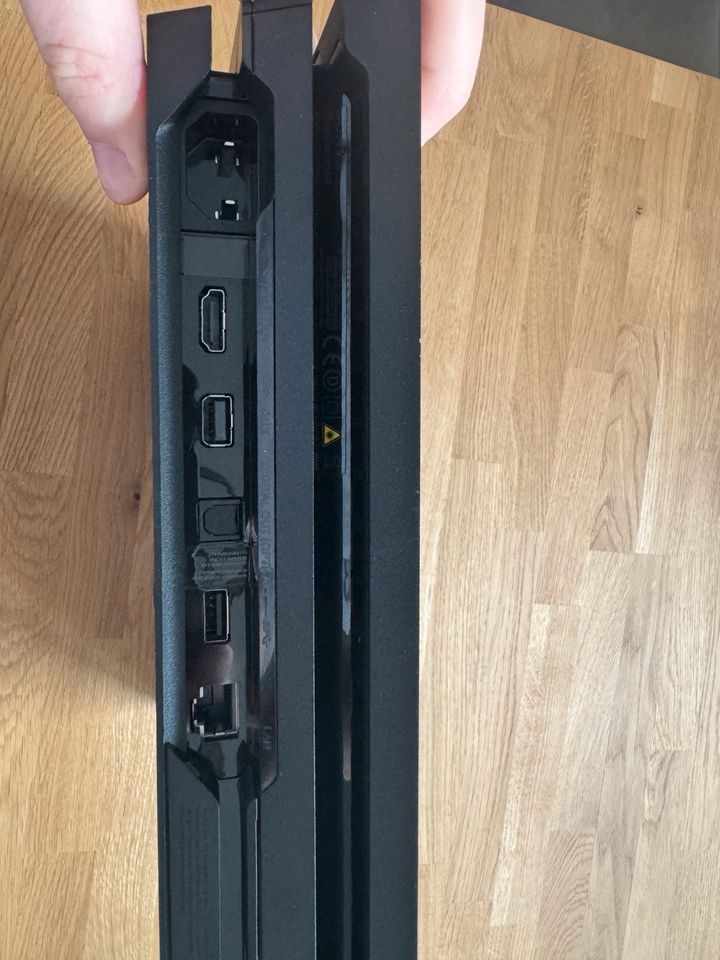 PS4 Pro inkl. 2 Controller und Ladestation, sowie OVP in Melle