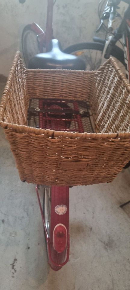 Wunderschönes rotes Damenrad - Neuwertig mit Korb und Schloss in Köln