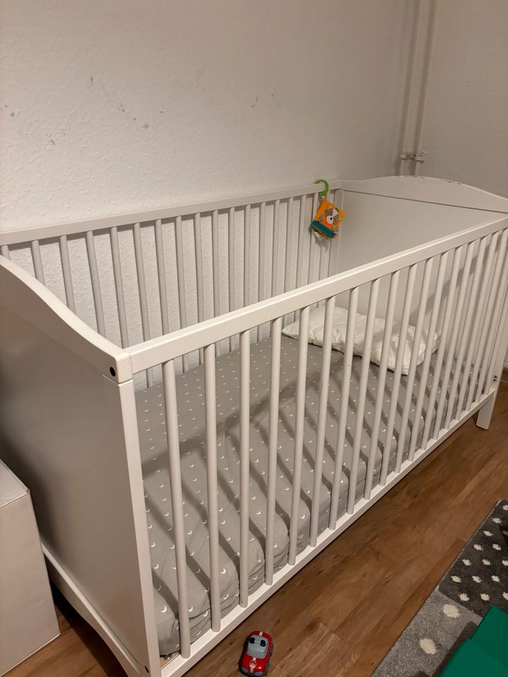 SMÅGÖRA Babybett, weiß, 70x140 cm, mit Matratze in Pulheim