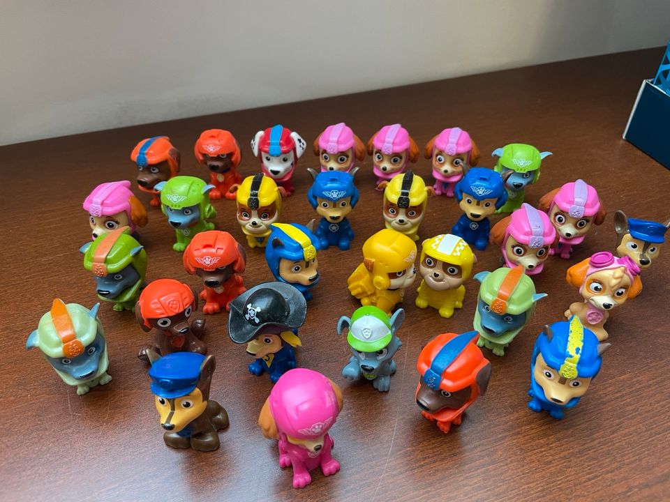 Diverse Spielfiguren von Paw Patrol aus dem Überraschungspudding in Boizenburg/Elbe