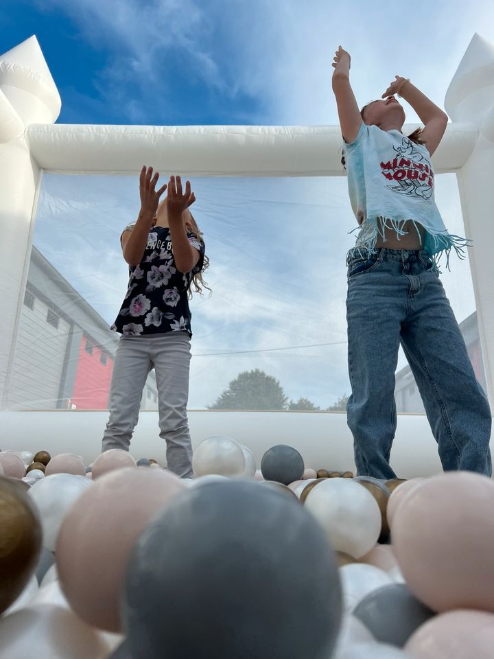 Aufblasbares XXL Bällebad Kindergeburtstag in Mainz