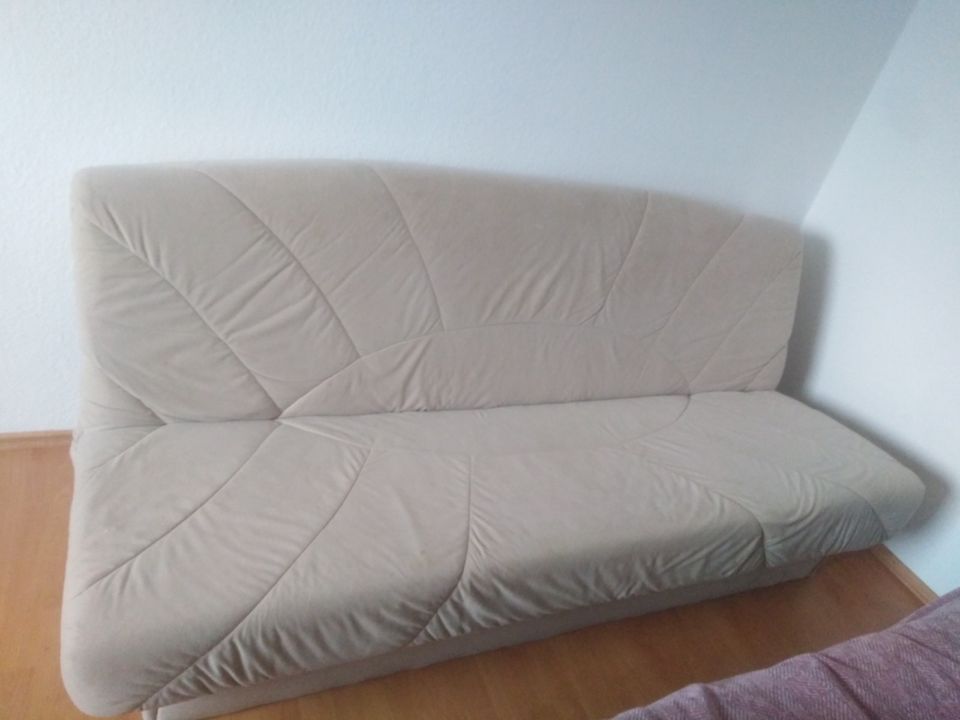 Schönes Sofa mit Bettfunktion und Bettkasten in Meerbusch