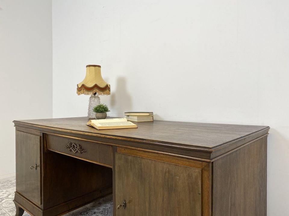 WMK Imposanter freistehender Art Deco Schreibtisch aus vollem Holz mit geräumigen Schubladen und schönen Verzierungen, um 1930 # Arbeitstisch Desk Sekretär Bürotisch Antik Vintage # Lieferung möglich in Berlin