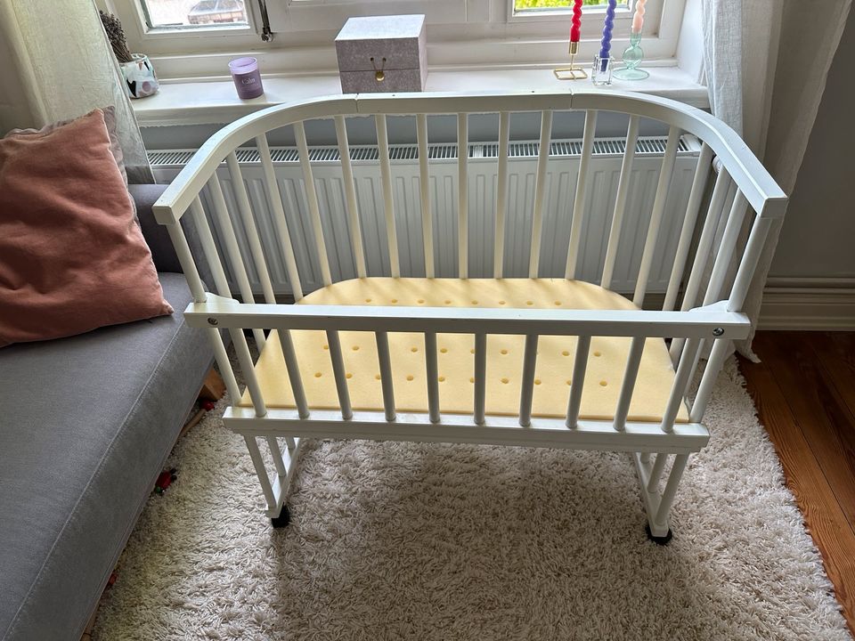 Babybay Beistellbett (mit einfacher Matratze und Gitter) in Hamburg