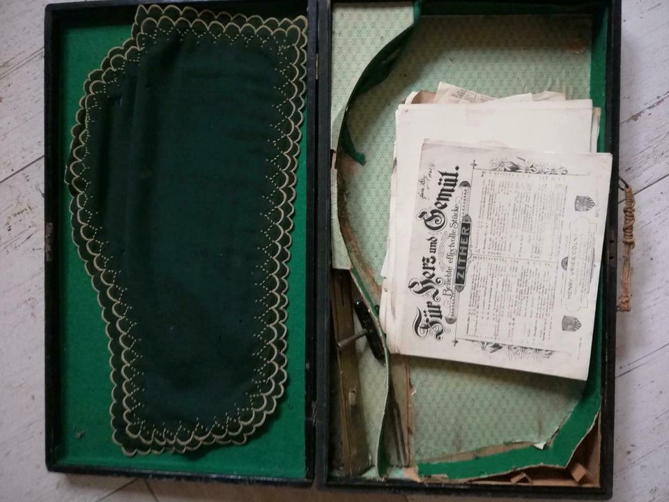 Zither von 1920 mit Notenbuch in Niederwörresbach