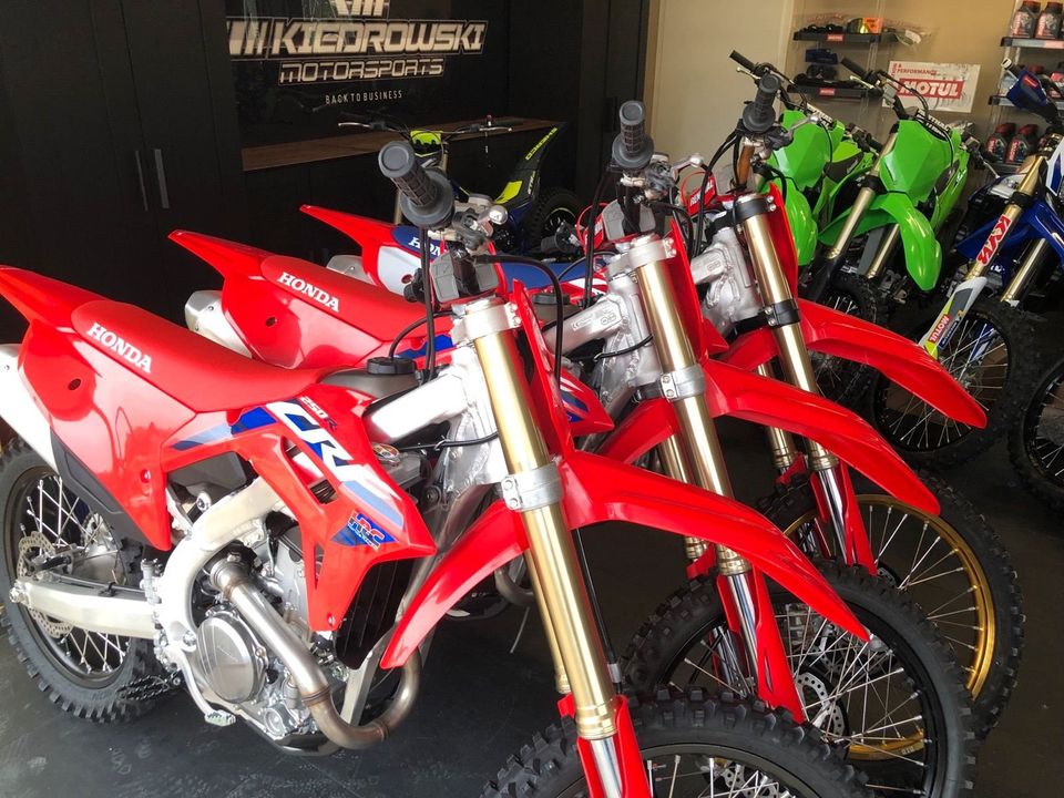 ABVERKAUF!!! HONDA CRF 250 R MODELL 2023 NEU! AM LAGER! CR-F in Eicklingen