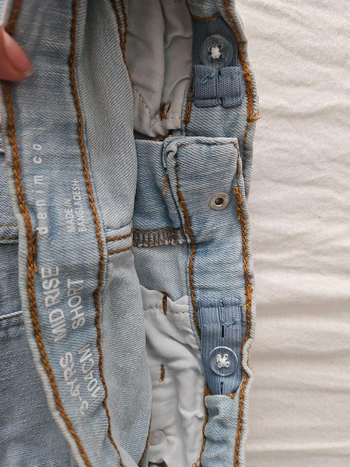 Mädchen Kurze Jeans Hosen Gr.  104 neu in Köln