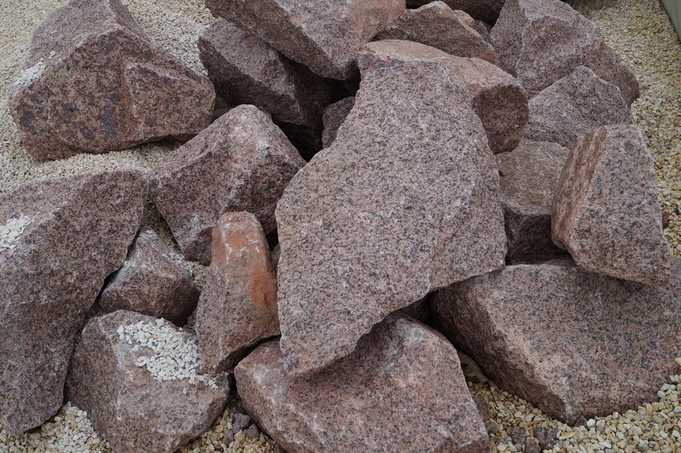 Granit Wasserbausteine - rote Steine -  Hangverschönerung in Amstetten