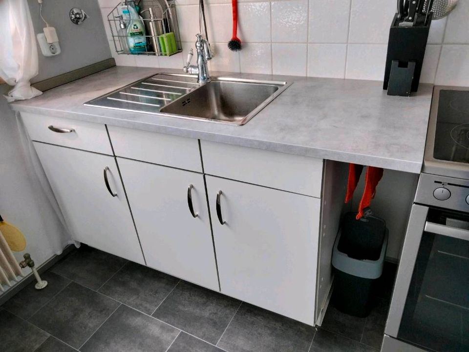 Grau-weiße Küchenzeile - verfügbar ab Mitte Mai 24 in Nürnberg (Mittelfr)