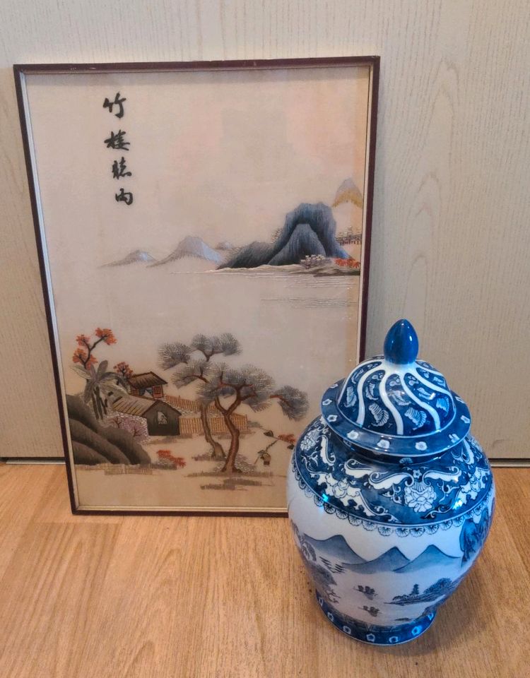 China Vase 35 cm hoch und China Bild mit Stickerei in Alfter