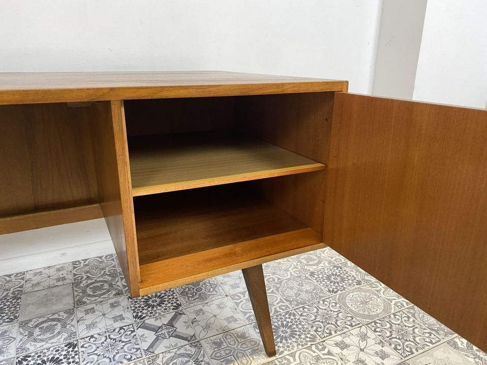 WMK Besonders schöner & gut erhaltener großer Mid-Century Schreibtisch , freistehend, mit Schubladen, Ausziehplatte & formschönen Holzgriffen # Arbeitstisch Desk Sekretär Bürotisch Vintage 50er 60er in Berlin