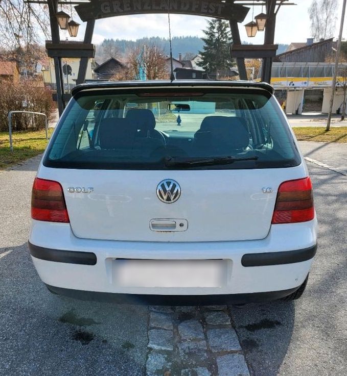 VW Golf 4     1,6   8-fach Bereift in Zwiesel