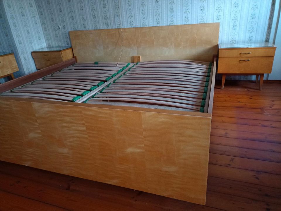 Doppelbett mit zwei Nachtkästchen in Altenmünster