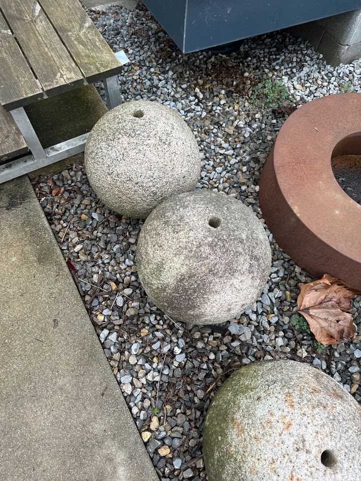 Steinkugeln mit Loch als Wasserspiel möglich versch. Größen in Waiblingen