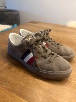 Moncler Sneaker grau Wildleder Herren Gr.45 neuwertig Schuhe Nordrhein-Westfalen - Bottrop Vorschau