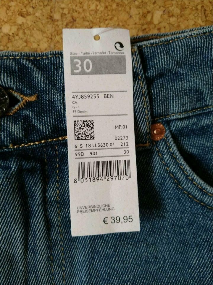 *NEU!* Jeans Shorts, Jeans Pants, kurze Jeans, Hot Pants BENETTON in Langerringen