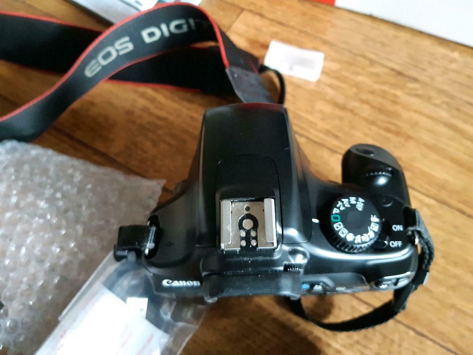 Canon EOS 1100 D Spiegelreflex mit Objektiv in Allendorf