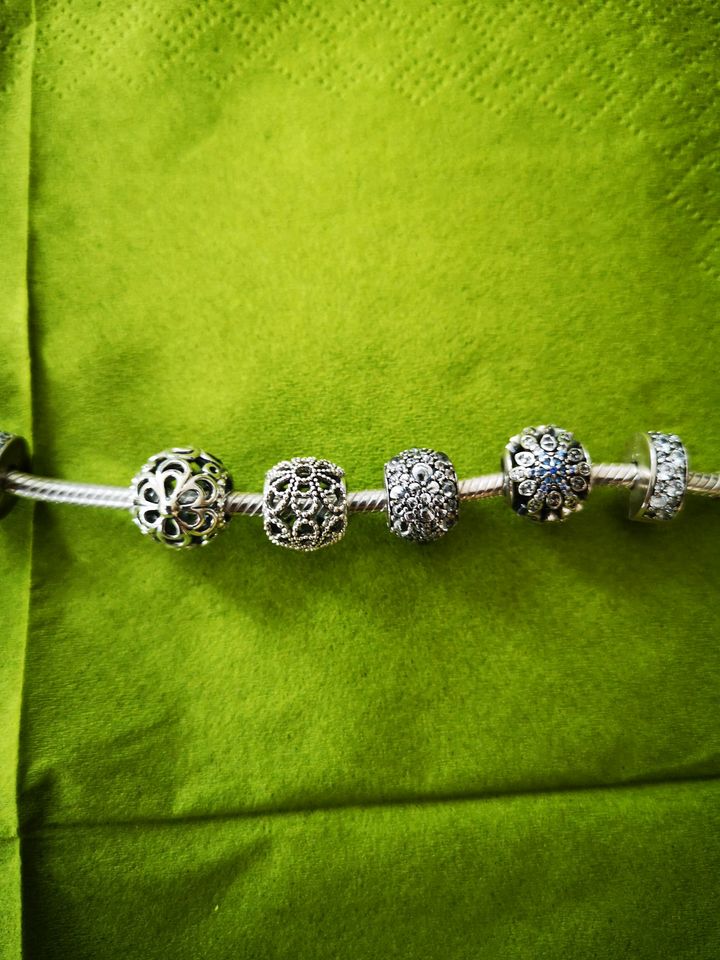 PANDORA Armband mit 8 Charms und 3 Clips, 19 cm lang in Neuffen