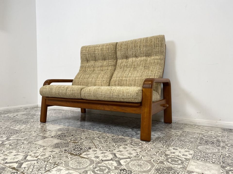 WMK Hochwertiges und sehr gut erhaltenes skandinavisches Designersofa von HS Design mit edlem Teakholz Rahmen und feinem Wollbezug # Sofa Couch 2er 2-Sitzer Teak Danish Design Mid-Century Vintage in Berlin