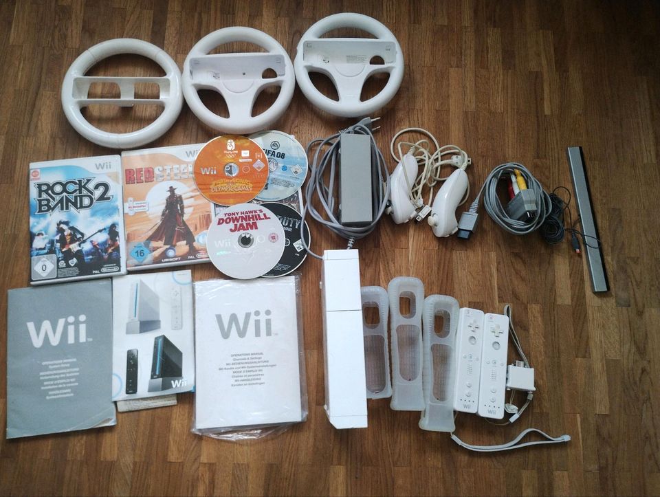 Wii + Zubehör + 5 Spiele in Köln