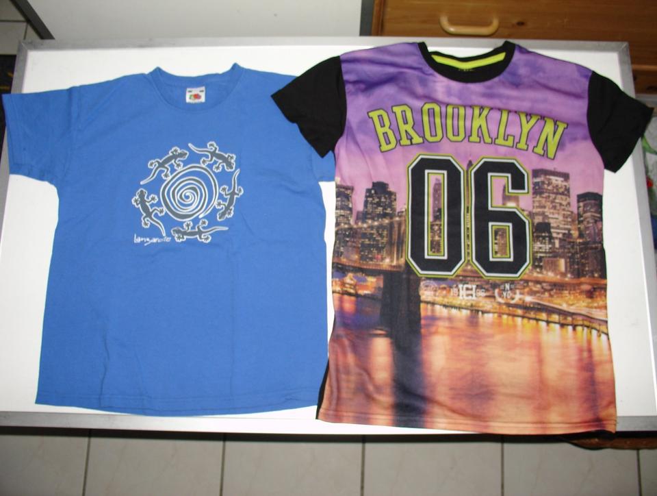 2 T-Shirts Gr. 134/140, Fruit of the Loom + YFK, blau und schwarz in Ortenberg