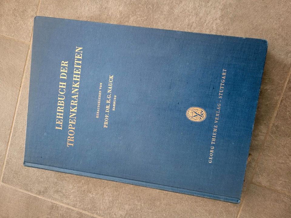 Nauck historisches Lehrbuch der Tropenkrankheiten von 1956 in Tholey
