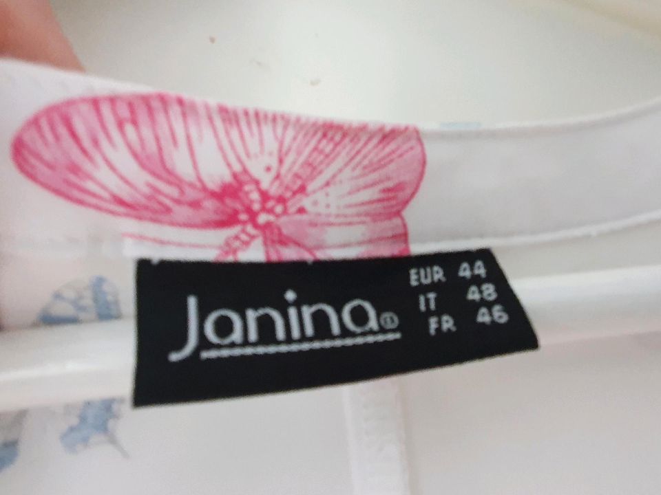 Shirt~44~Janina~weiß mit zartem Schmetterlingsmotiven in Schönberg (Holstein)