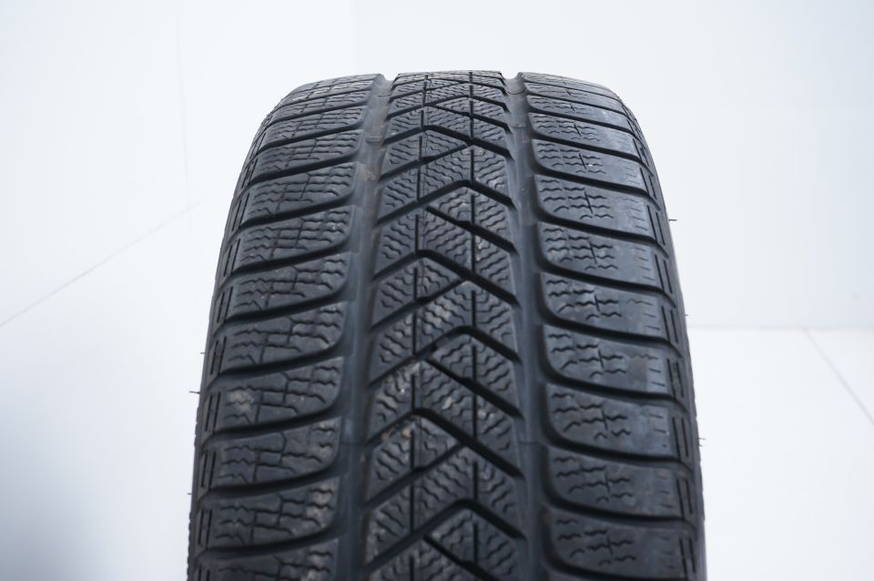 1 x Winterreifen Pirelli 245 35 21 Zoll  DOT16 ca. 5mm in Ergolding