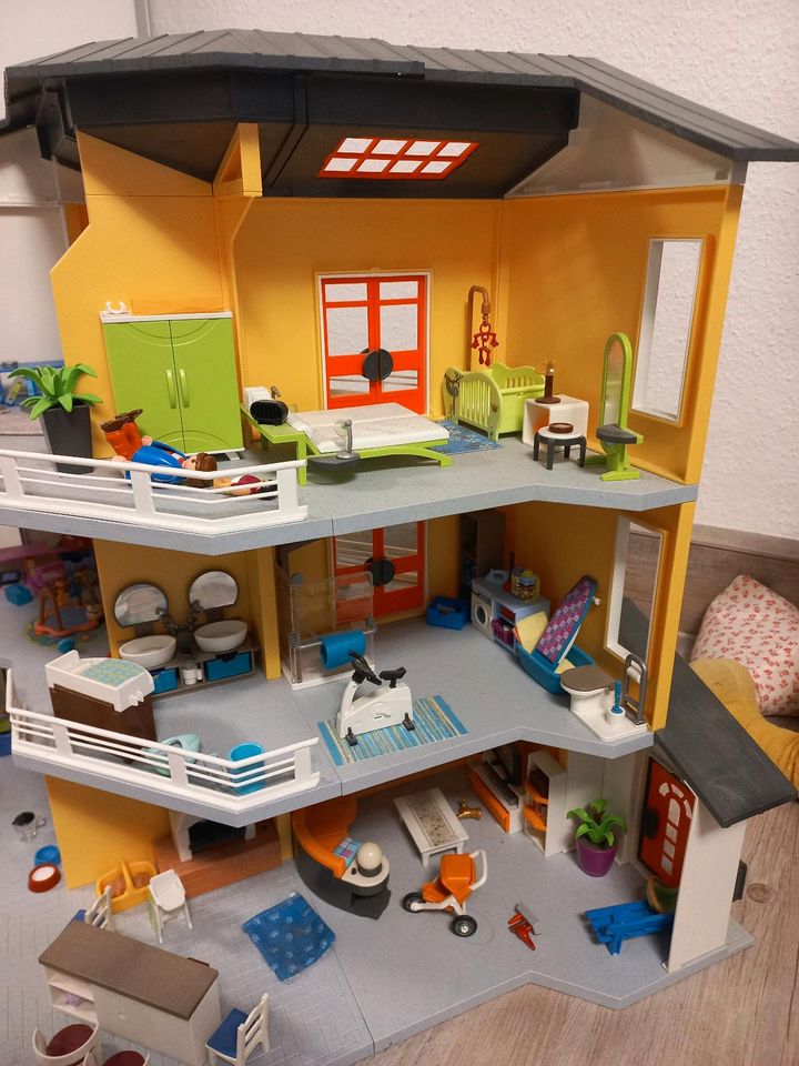 Playmobil Großes Wohnhaus mit ganz viel Zubehör in Radeberg