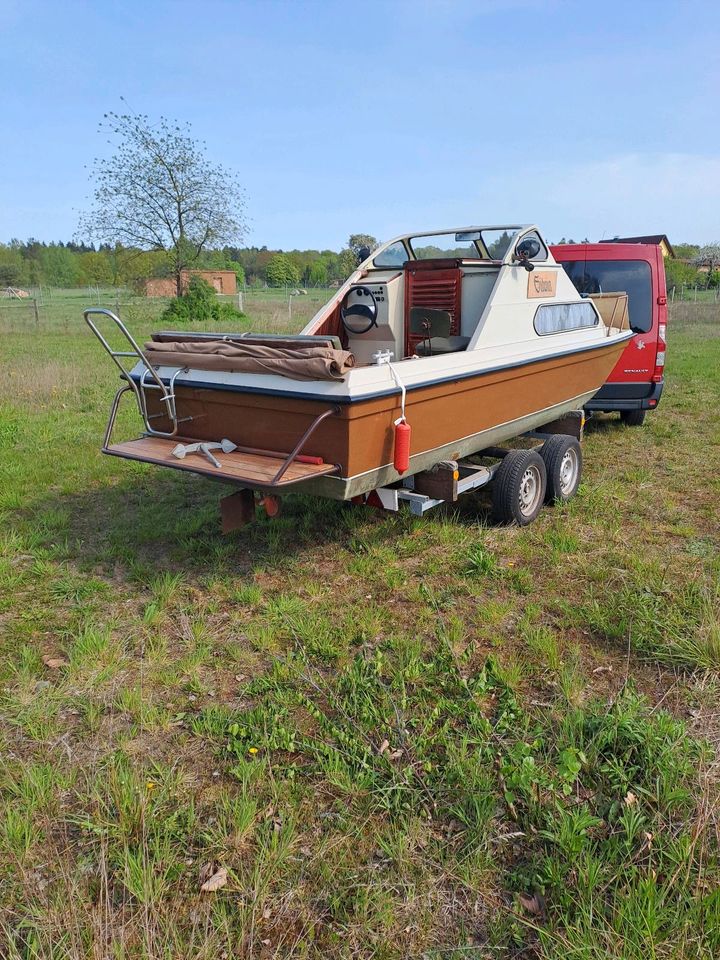 Vorderkajütboot dreikiler mit Trailer in Flecken Zechlin