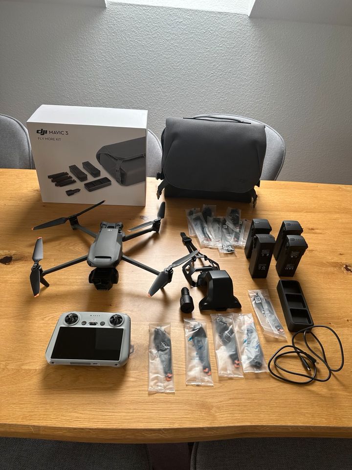 DJI Mavic 3 Pro Fly More Combo WIE NEU Garantie 4 Akkus Zubehör in Göttingen