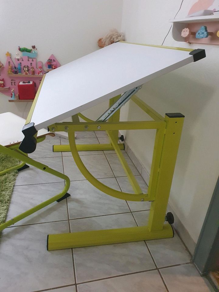 Verstellbarer Schreibtisch mit Stuhl in Bodenwöhr