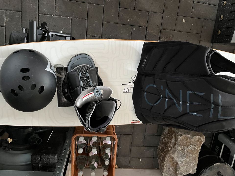 Wakeboard einschl. Bindung, Helm und Weste in Bramsche