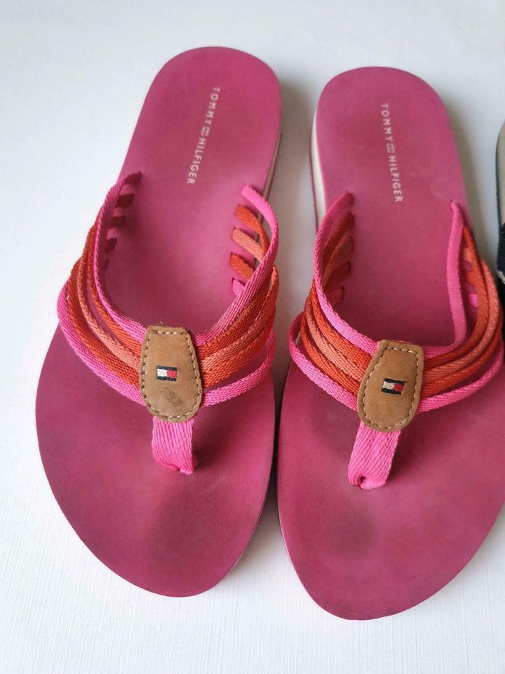 Tommy Hilfiger 2er SET Flip Flops Zehentrenner Damen Gr. 39 in Winterberg