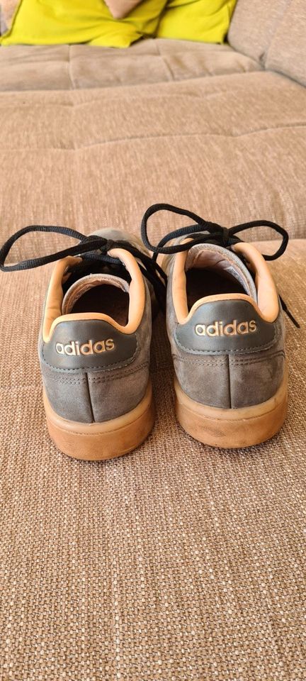 Adidas Leder Sneaker Gr.36,5 in Norderstedt