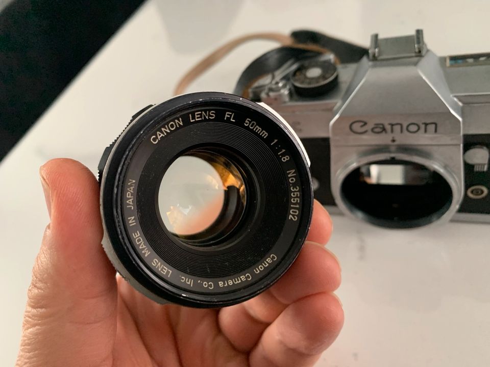 Canon FX Spiegelreflexkamera mit Canon Objektiv 50 mm f/1,8 FL in Hamburg