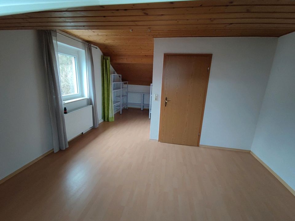 Dachgeschosswohnung mit eigenem Eingang und Balkon in Regenstauf