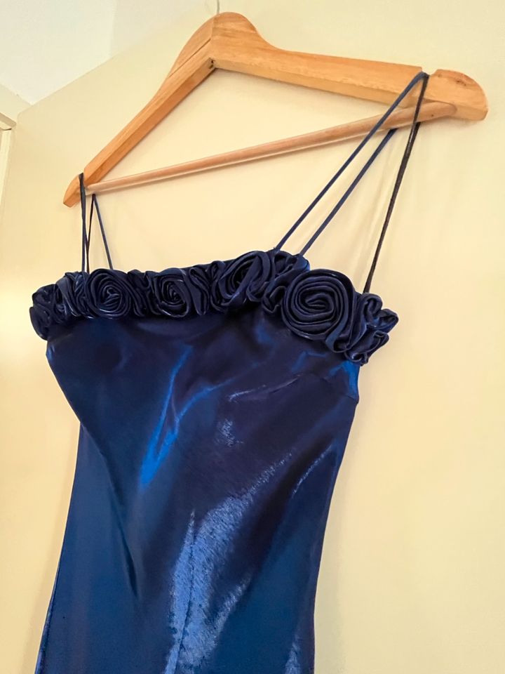 Abendkleid mit Schal Blau glänzend S/M in Warberg