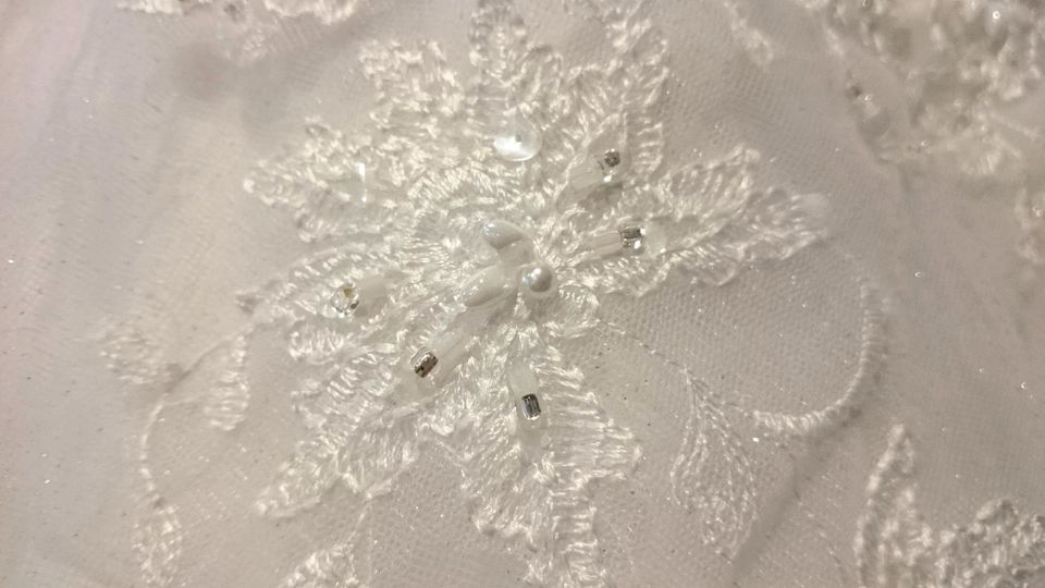 Brautkleid/Hochzeitskleid mit Schnürung, Größe variabel 40/42/44 in Schenklengsfeld