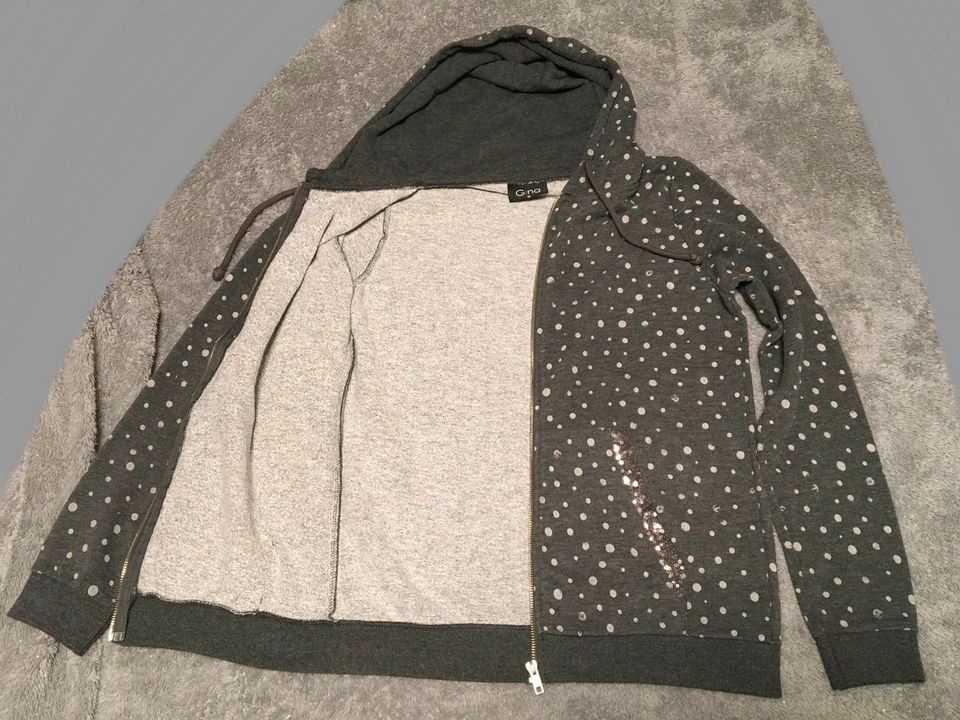 Kapuzenjacke Hoodie Gina Grau mit Punkten Reißverschluss Größe 36 in Roßbach (Wied)