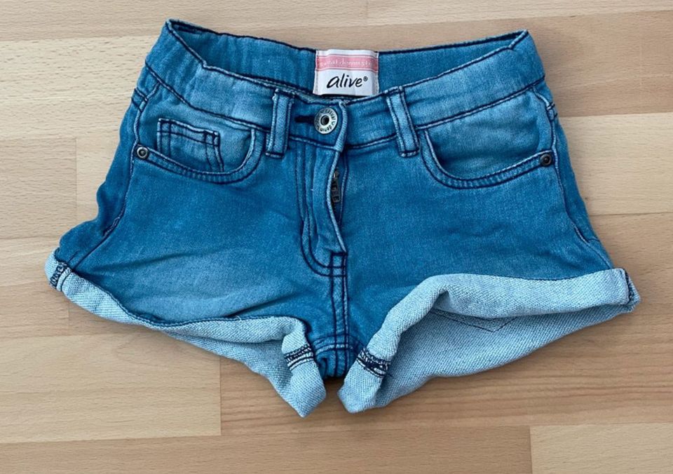 kurze Hosen Hosen Shorts Leggins Gr. 122 128 in München