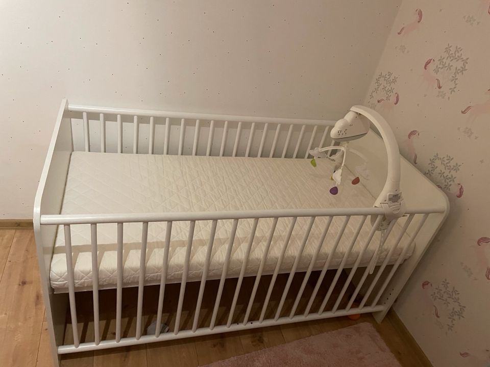 Babybett Kinderbett für Kinderzimmer incl. Matratze 1,40m x 0,80m in Edertal