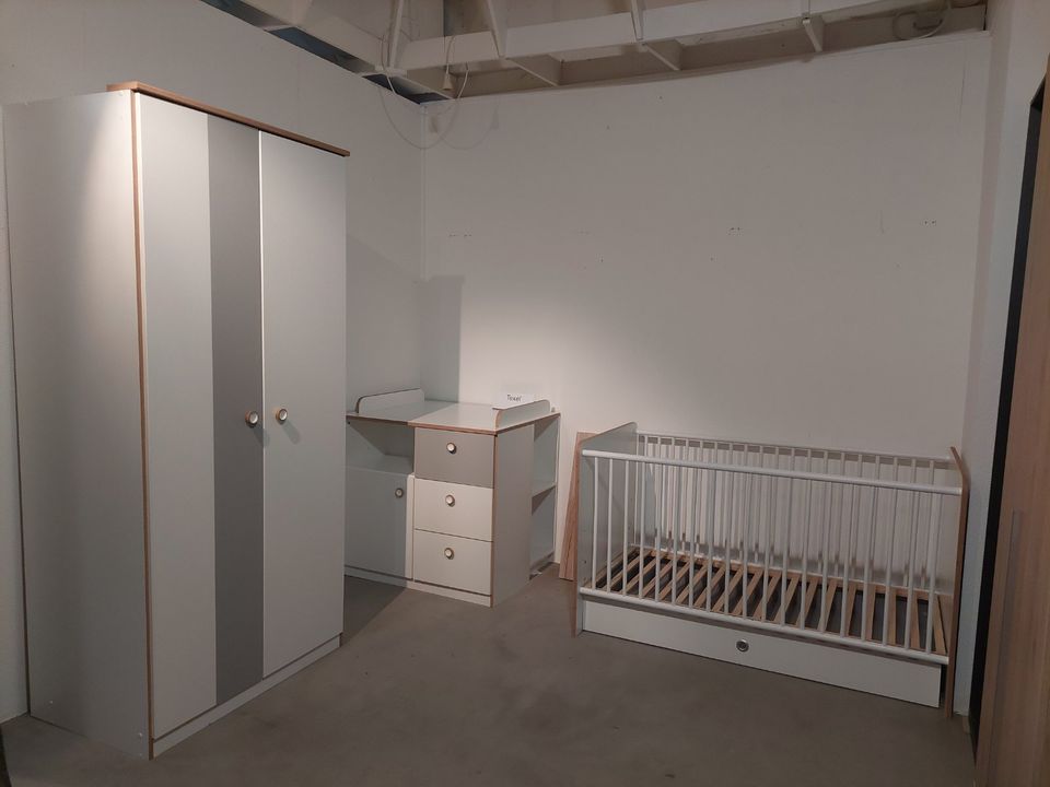 NEU, Babyzimmer Babybett Kleiderschrank Wickelkommode in Wallenhorst