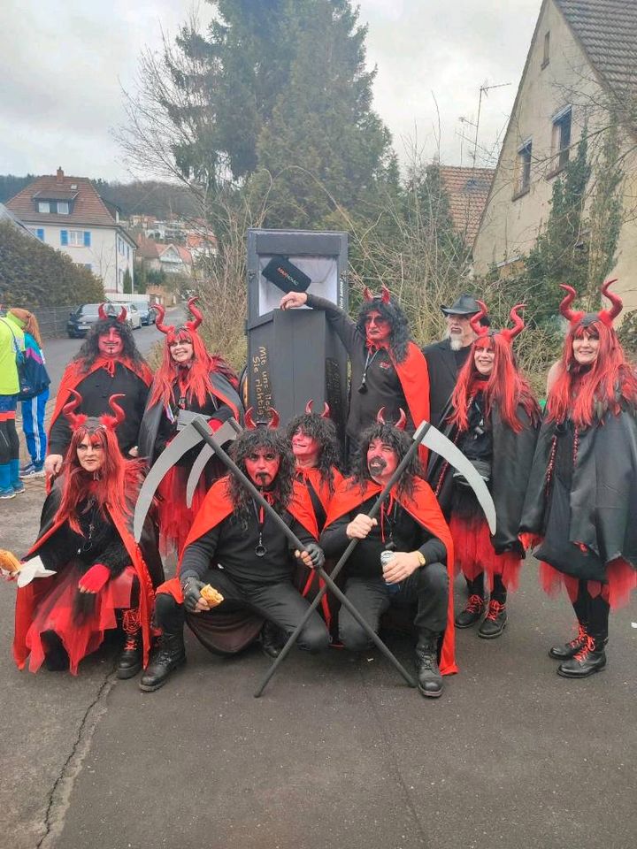 Gruppenkostüm Teufelskostüme mit Sarg Karneval in Burgsinn