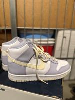 Nike Schuhe  weiß lila Geld Hessen - Griesheim Vorschau