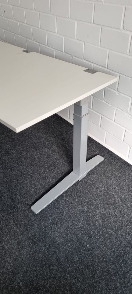 150 x Steelcase Schreibtisch / Bürotisch / Packtisch / Tisch in Darmstadt