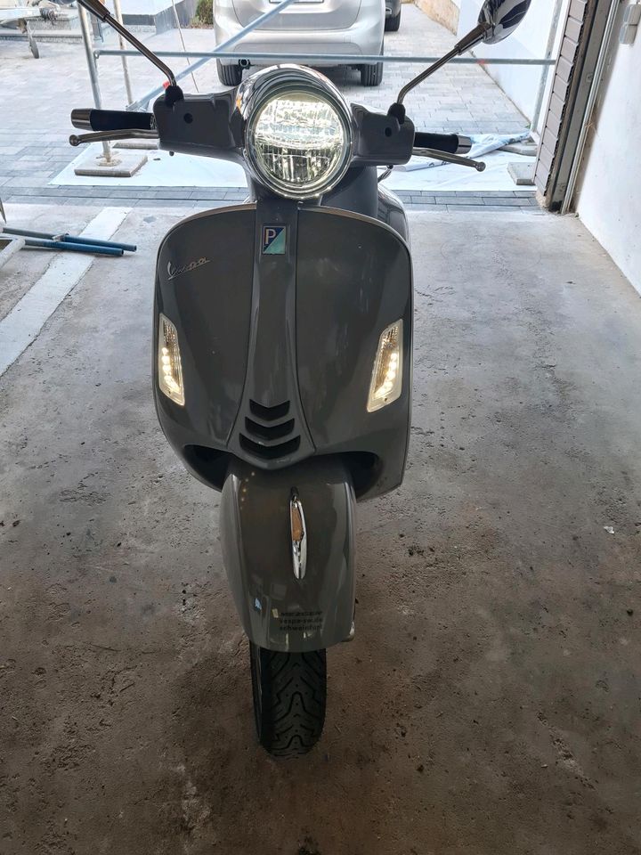 Vespa GTS 300 Supertech grau materia mit Arrow Auspuff in Sulzheim